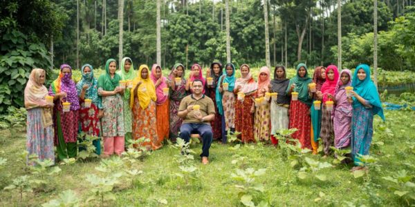 কম খরচে ফলের মাছি পোকা দমন করবে বাকৃবির উদ্ভাবিত ‘ফ্রুট ফ্লাই ট্র্যাপ’